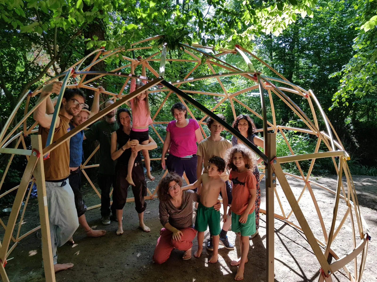 Gruppe im fertigen Geodome — Workshops für alle Altersgruppen